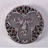 A ROUND SILVER FILIGREE VINAIGRETTE BY WILLIAM COMYNS & SONS LTD. Hallmarked Birmingham 1911, 3.7cm