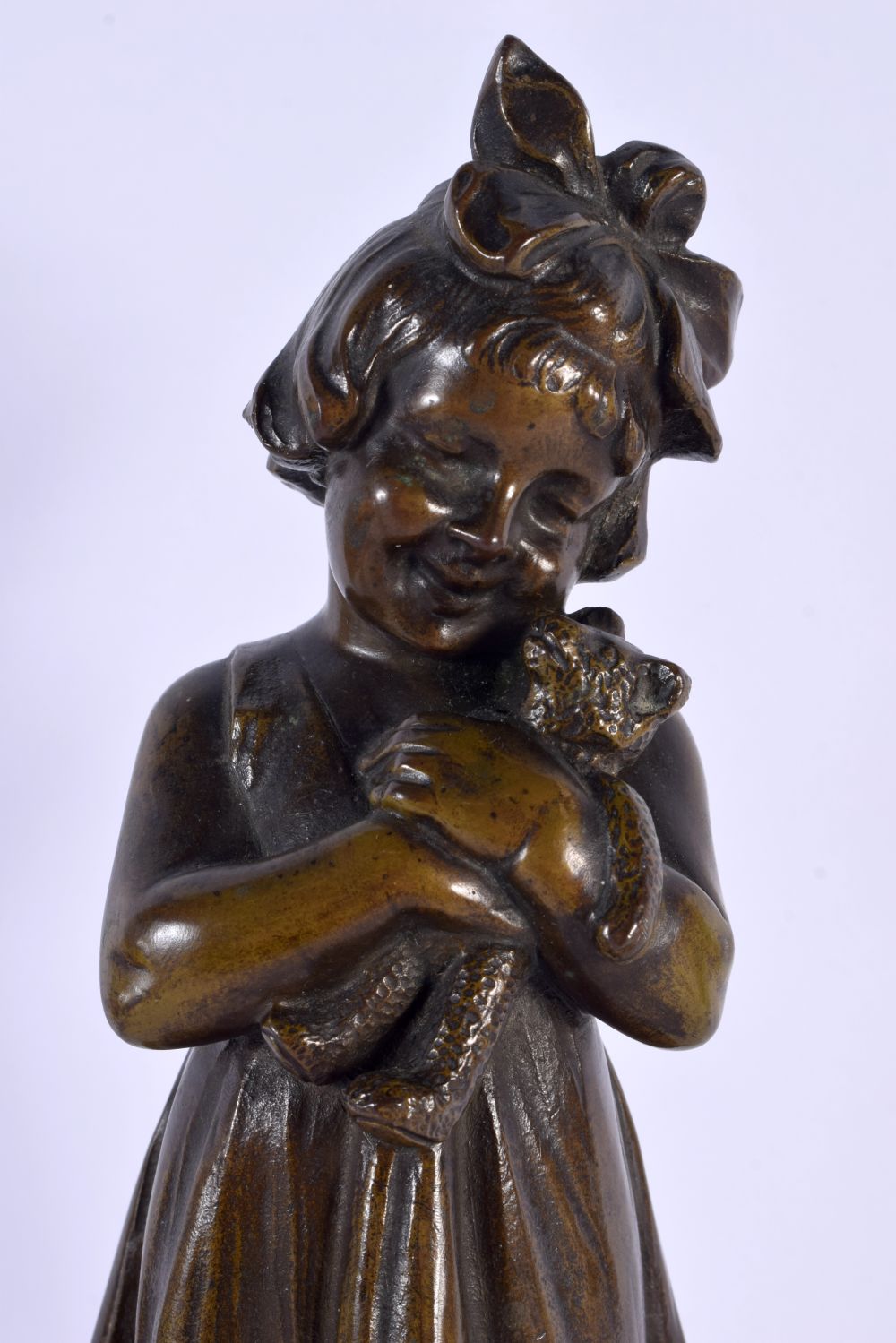 AN ART DECO EUROPEAN BRONZE FIGURE OF A YOUNG GIRL modelled holding a teddy bear. 27 cm high. - Image 2 of 5