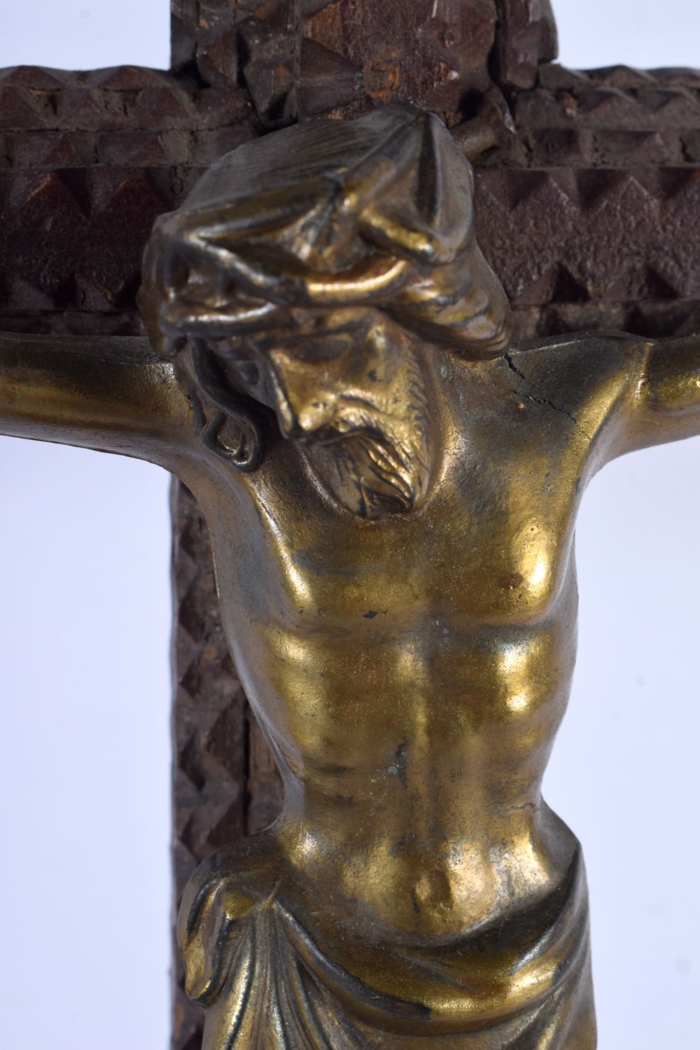 A LARGE TRAMP ART CRUCIFIX with applied bronze Christ. 48 cm x 16 cm. - Image 2 of 6