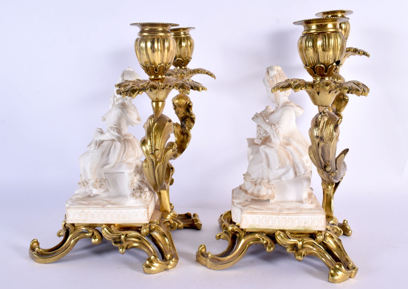 A LOVELY PAIR OF 19TH CENTURY MINTON BISCUIT PORCELAIN COUNTRY HOUSE CANDLESTICKS with gilt bronze m - Bild 4 aus 6