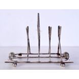 AN UNUSUAL EDWARDIAN NOVELTY GOLFING TOAST RACK. 15 cm wide.