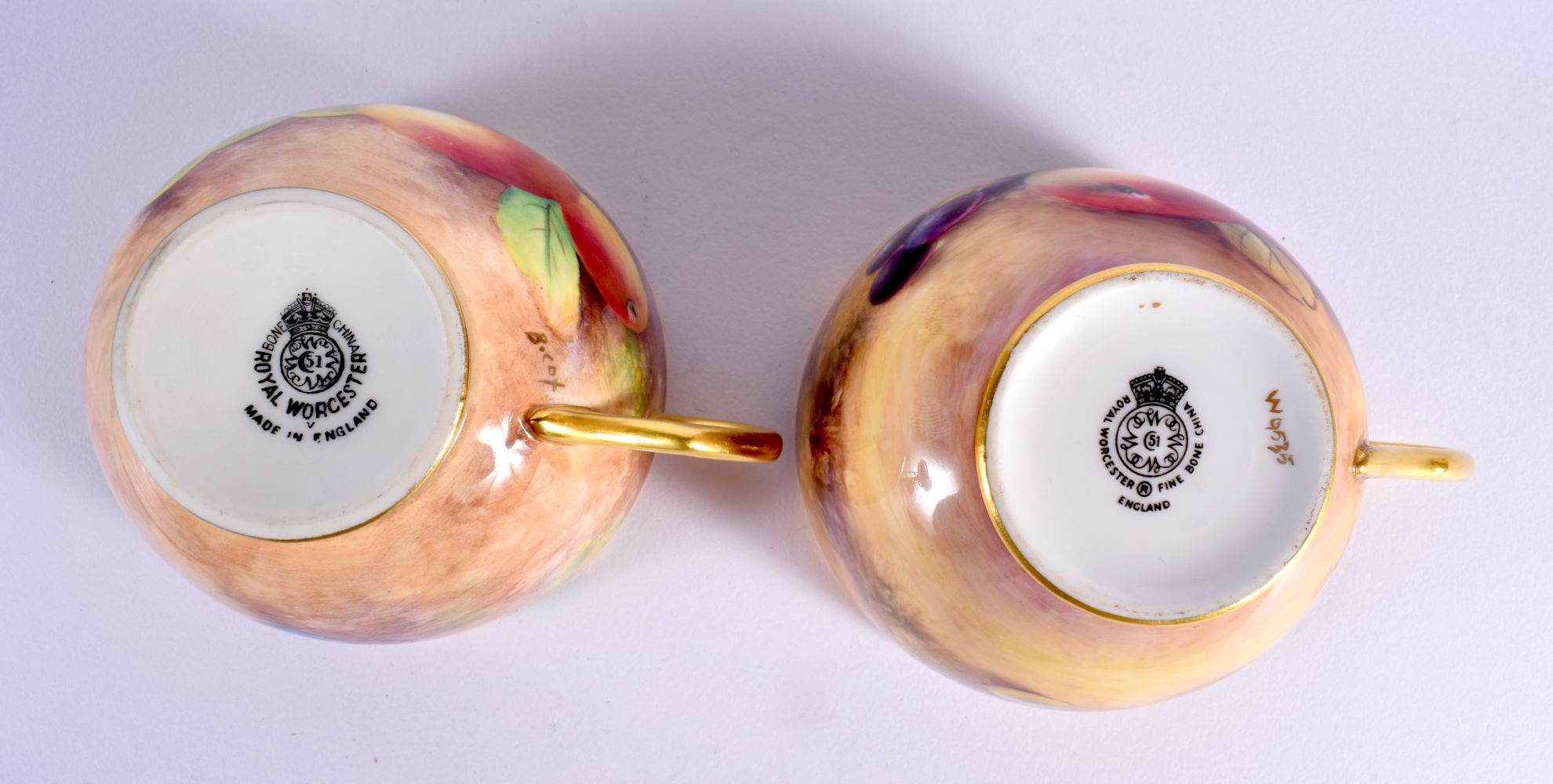 TWO ROYAL WORCESTER FRUIT PAINTED CUPS by Cox & Smith, together with a saucer by another Worcester a - Bild 7 aus 7