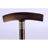 A 19TH CENTURY CONTINENTAL CARVED RHINOCEROS HORN HANDLED SWAGGER STICK. 66 cm long.