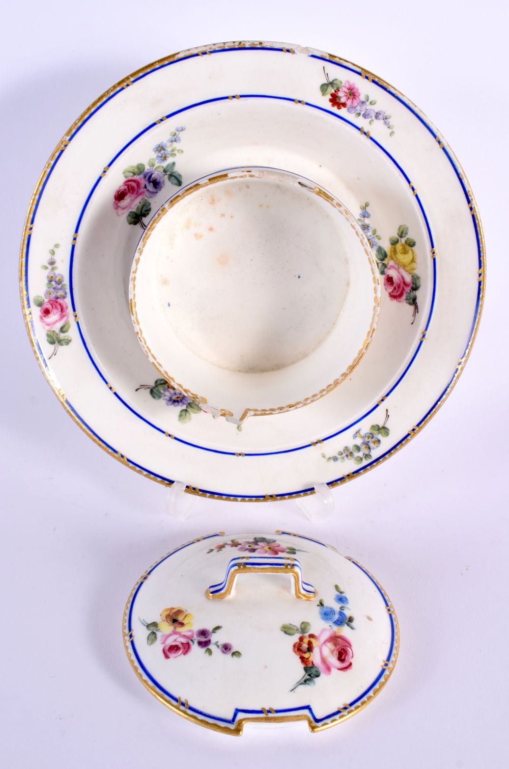Sevres butter tub with fixed stand and cover painted with flowers under blue lines, crossed L’s and - Bild 2 aus 3