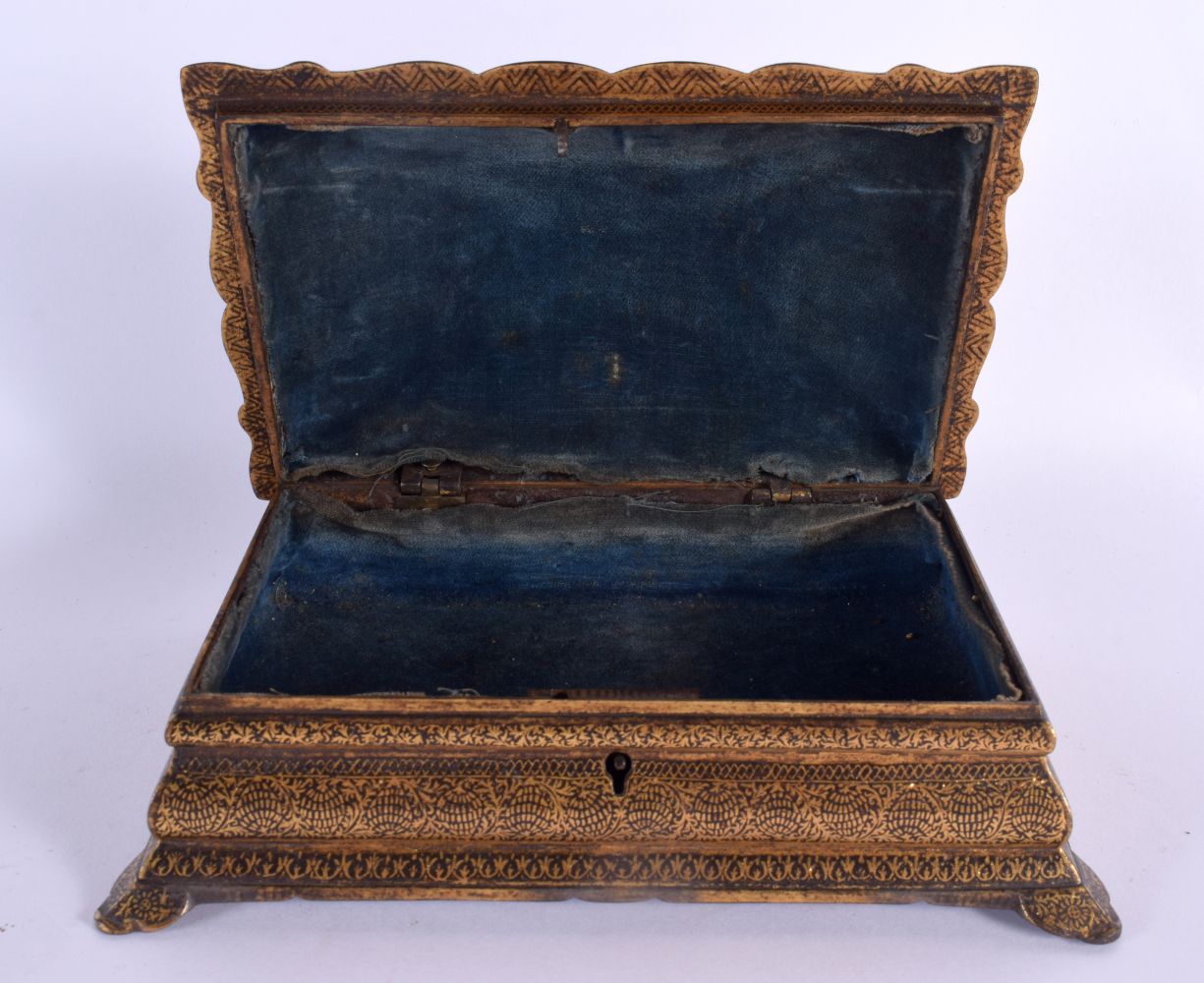 A RARE 19TH CENTURY PERSIAN TURKISH GOLD INLAID STEEL CASKET decorated all over with foliage and vin - Bild 2 aus 5