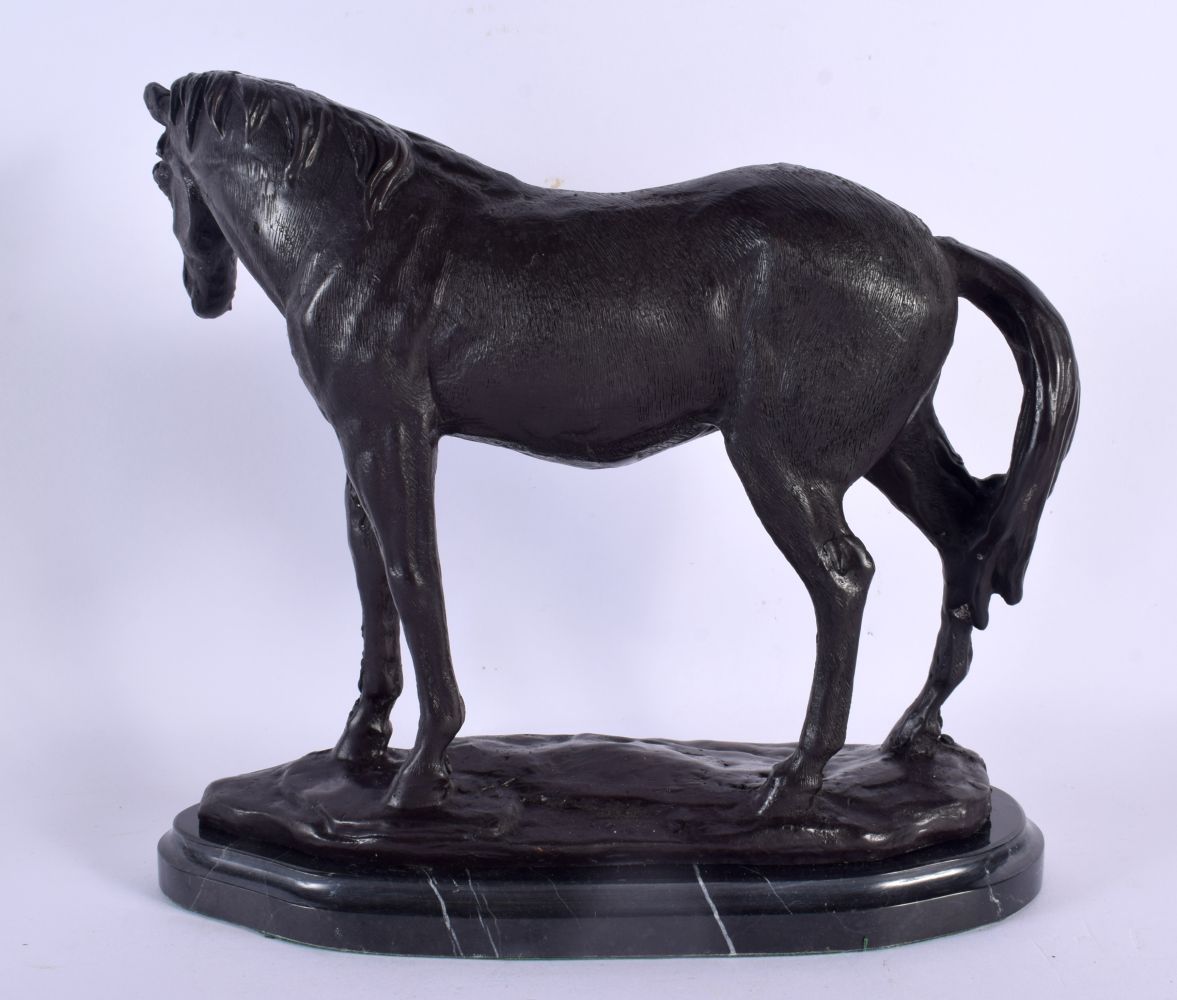 A CONTEMPORARY BRONZE FIGURE OF A HORSE. 24 cm x 22 cm. - Bild 2 aus 4