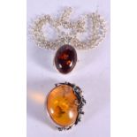 A SILVER AND AMBER NECKLACE. 24.6 grams. 46 cm long.