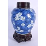 A 17TH/18TH CENTURY CHINESE BLUE AND WHITE PORCELAIN GINGER JAR Kangxi/Yongzheng. 15 cm x 9 cm.