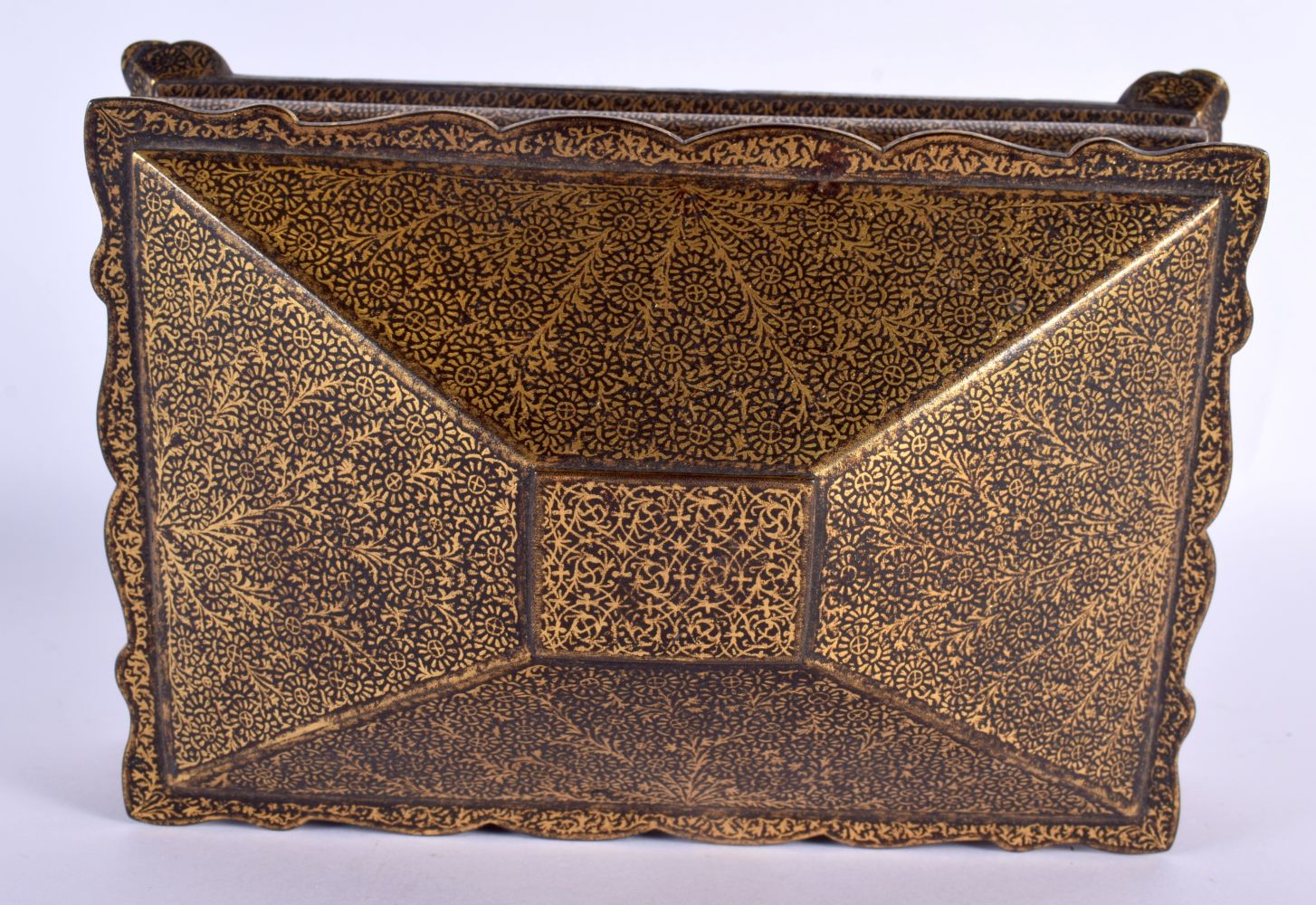 A RARE 19TH CENTURY PERSIAN TURKISH GOLD INLAID STEEL CASKET decorated all over with foliage and vin - Bild 4 aus 5