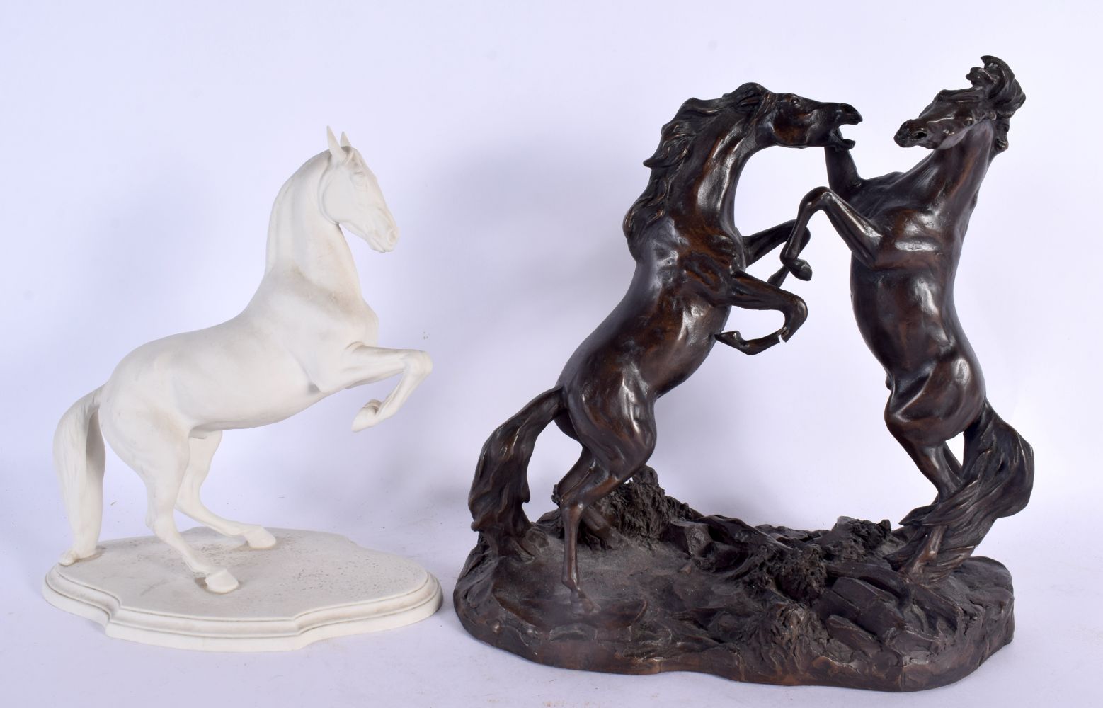 A LARGE AESTHETIC MOVEMENT DAVENPORT DISH together with a heredities horse etc. Largest 35 cm wide. - Bild 8 aus 10