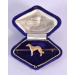 A VICTORIAN 15CT GOLD DOG BAR BROOCH. 9.1 grams. 5.5 cm x 1.75 cm.