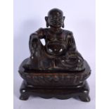 A 17TH/18TH CENTURY CHIENSE BRONZE FIGURE OF A MALE Ming/Qing. 18 cm x 12 cm.