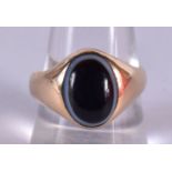 A 9CT GOLD AND AGATE RING. 5.4 grams. S.