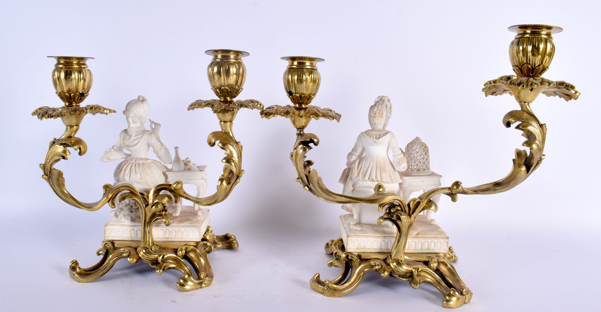 A LOVELY PAIR OF 19TH CENTURY MINTON BISCUIT PORCELAIN COUNTRY HOUSE CANDLESTICKS with gilt bronze m - Bild 5 aus 6