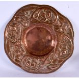 AN ARTS AND CRAFTS COPPER EMBOSSED DISH decorated with foliage. 27 cm wide.