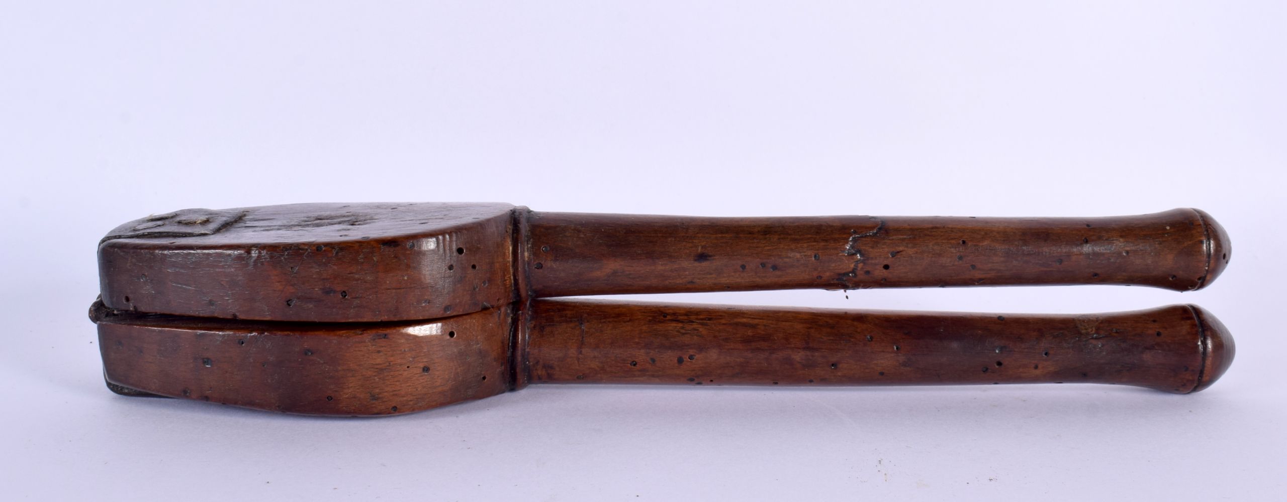 A PAIR OF 18TH CENTURY FRUITWOOD CLAPPERS. 27 cm long.