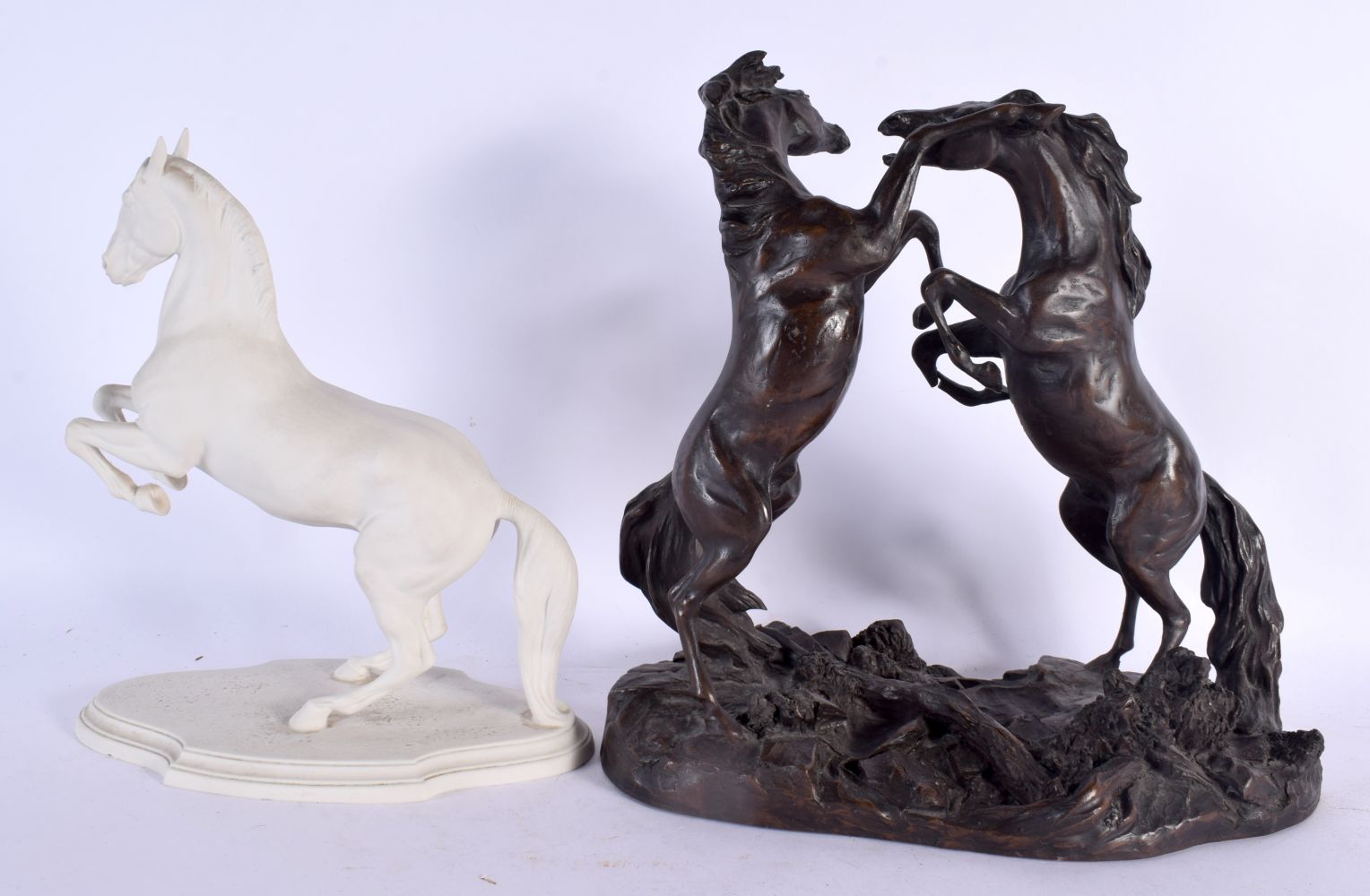 A LARGE AESTHETIC MOVEMENT DAVENPORT DISH together with a heredities horse etc. Largest 35 cm wide. - Bild 9 aus 10