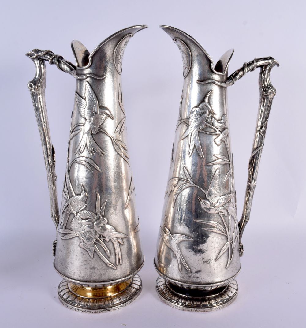 A RARE LARGE PAIR OF ELKINGTONS AESTHETIC MOVEMENT SILVER PLATED JUGS decorated all over with birds - Bild 4 aus 14