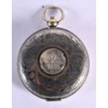 AN ANTIQUE COMPASS. 4.75 cm wide.