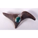 A SILVER AND MALACHITE BROOCH. 11 grams. 6.5 cm x 4 cm.