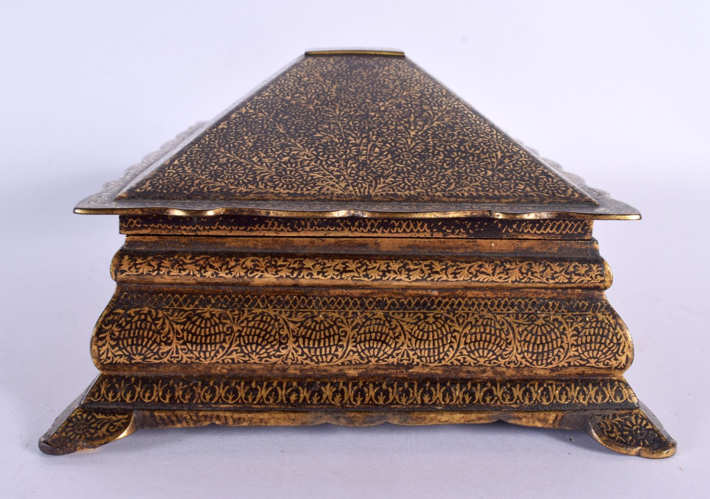 A RARE 19TH CENTURY PERSIAN TURKISH GOLD INLAID STEEL CASKET decorated all over with foliage and vin - Bild 3 aus 5