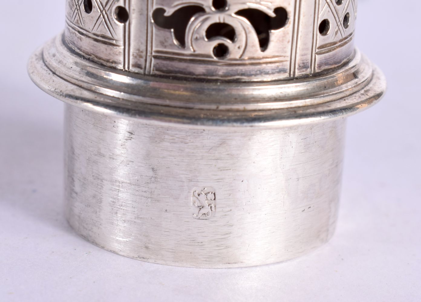 AN ANTIQUE SILVER SUGAR SIFTER. 129 grams. London 1818. 13.5 cm x 5 cm. - Bild 3 aus 5