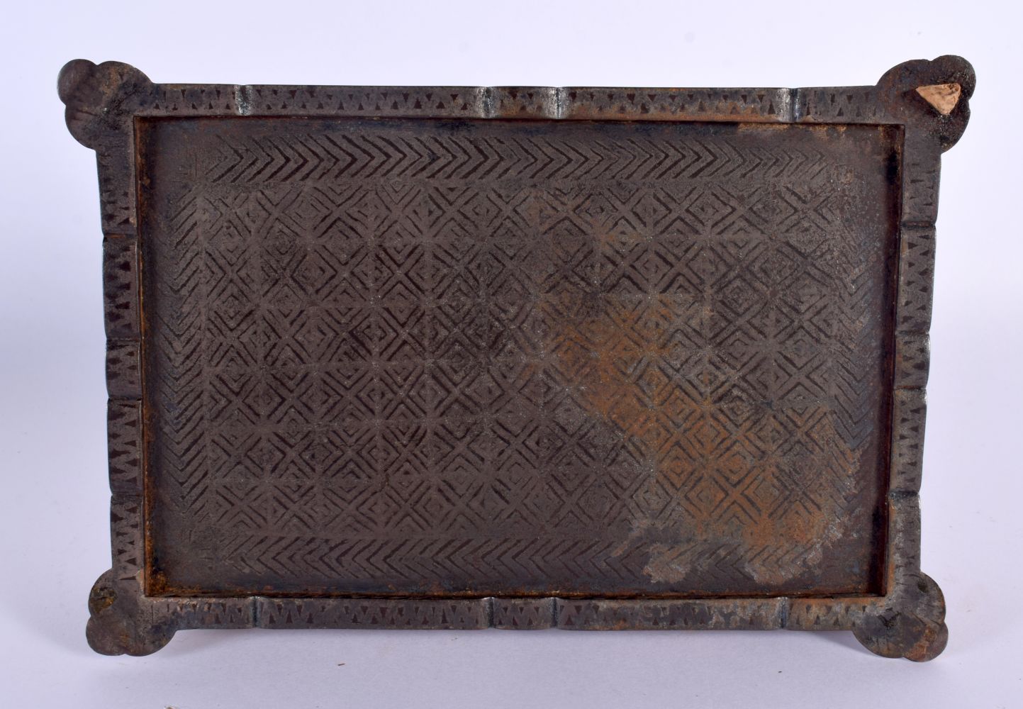 A RARE 19TH CENTURY PERSIAN TURKISH GOLD INLAID STEEL CASKET decorated all over with foliage and vin - Bild 5 aus 5