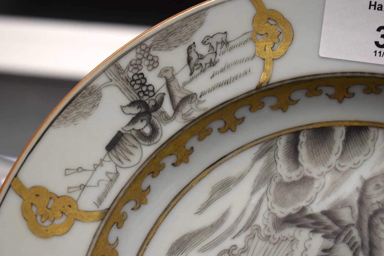 AN 18TH CENTURY CHINESE EXPORT EN GRISAILLE PORCELAIN PLATE Qianlong, painted with a chariot - Image 8 of 15