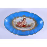 A 19TH CENTURY FRENCH PARIS PORCELAIN DISH painted with putti. 22 cm x 14 cm.