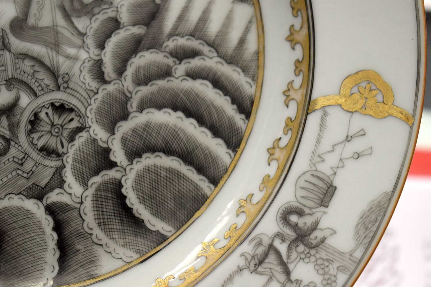 AN 18TH CENTURY CHINESE EXPORT EN GRISAILLE PORCELAIN PLATE Qianlong, painted with a chariot - Image 5 of 15