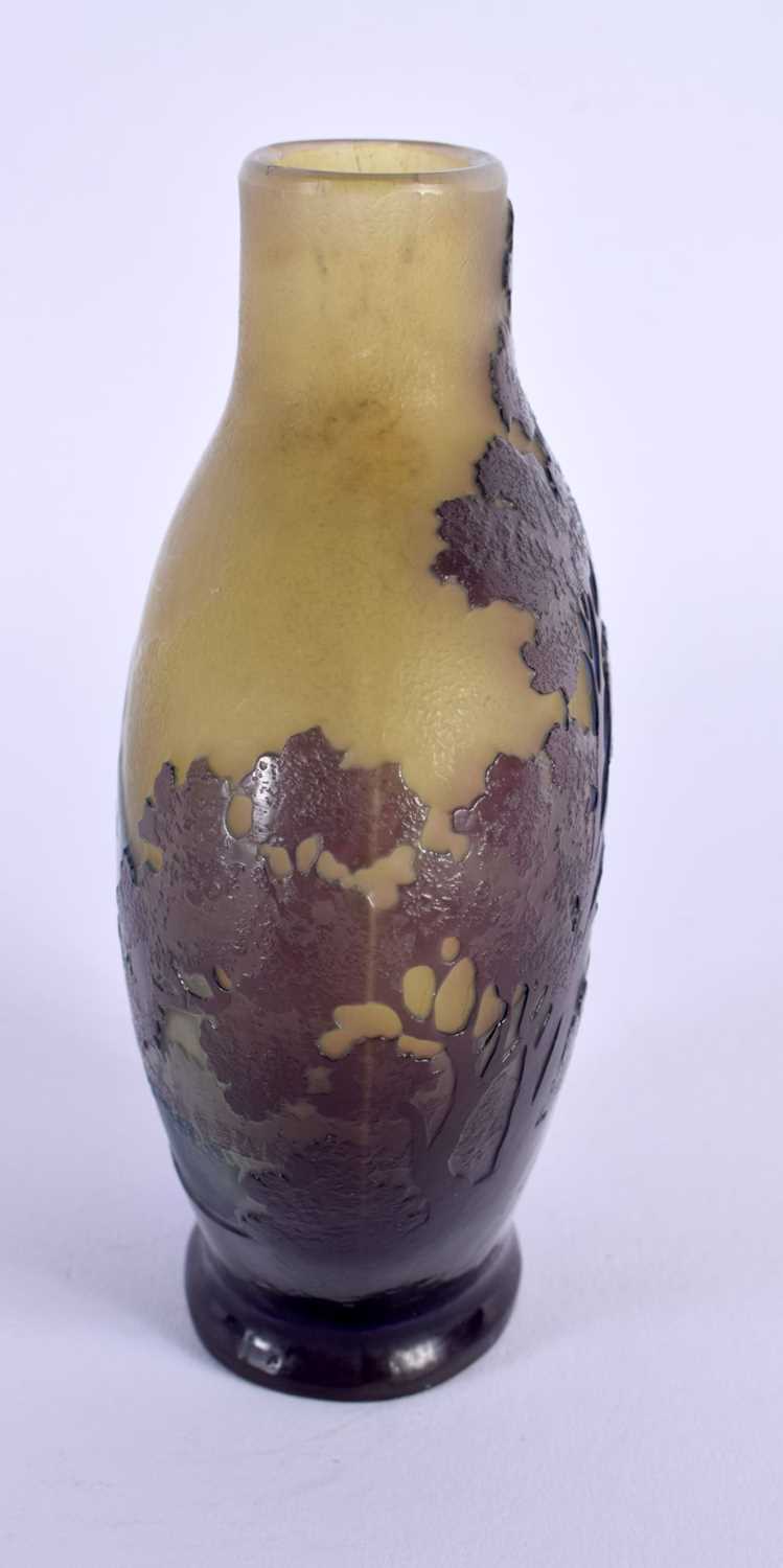 A FINE EARLY 20TH CENTURY FRENCH GALLE TRIPLE LAYER GLASS VASE decorated with landscapes. 12 cm x - Image 3 of 7