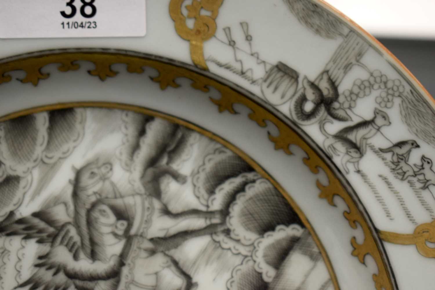 AN 18TH CENTURY CHINESE EXPORT EN GRISAILLE PORCELAIN PLATE Qianlong, painted with a chariot - Image 4 of 15