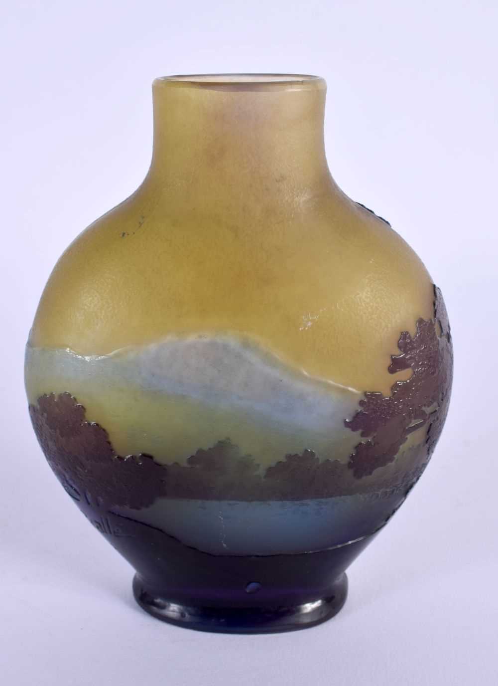 A FINE EARLY 20TH CENTURY FRENCH GALLE TRIPLE LAYER GLASS VASE decorated with landscapes. 12 cm x - Image 4 of 7