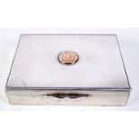 AN ASPREY OF LONDON SILVER CIGARETTE BOX WITH AN ENGRAVED GOLD CARTOUCHE. Hallmarked London 1911,