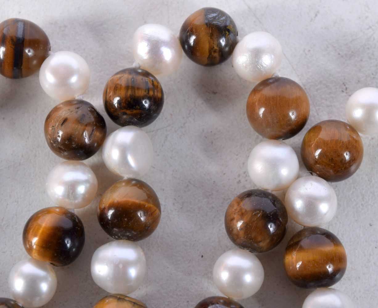 A HARDSTONE BEAD NECKLACE. 124cm long, Bead size 8mm, weight 104g - Image 3 of 3