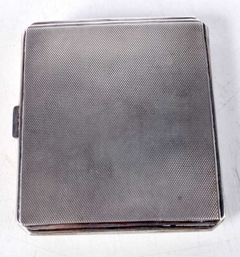 A MID 20TH CENTURY SILVER CIGARETTE CASE WITH A SAUCY CABOCHON OF A SCANTILY CLAD LADY. Hallmarked - Image 2 of 4