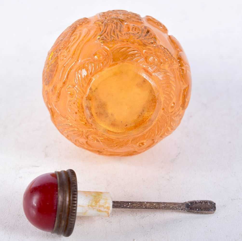 A PEKING GLASS SNUFF BOTTLE WITH A HARDSTONE STOPPER. 8.6cm x 4.4cm - Image 3 of 3