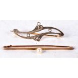 TWO 9CT GOLD BAR BROOCHES, ONE WITH A MOUNTED PEARL. Stamped 9K, Longest 5cm, weight 3.3g