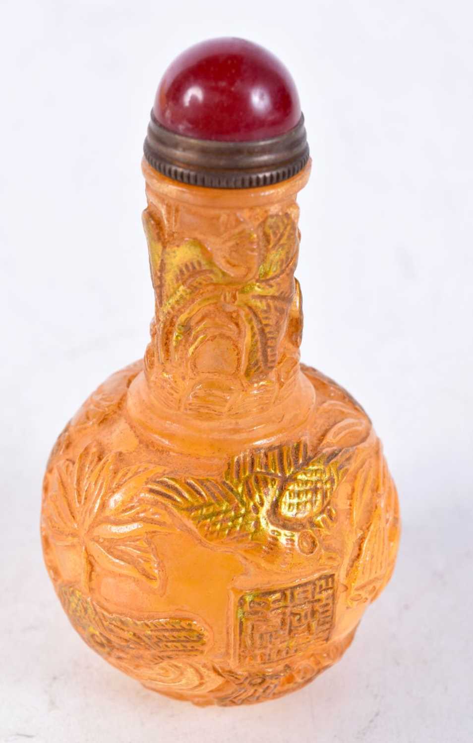 A PEKING GLASS SNUFF BOTTLE WITH A HARDSTONE STOPPER. 8.6cm x 4.4cm - Image 2 of 3