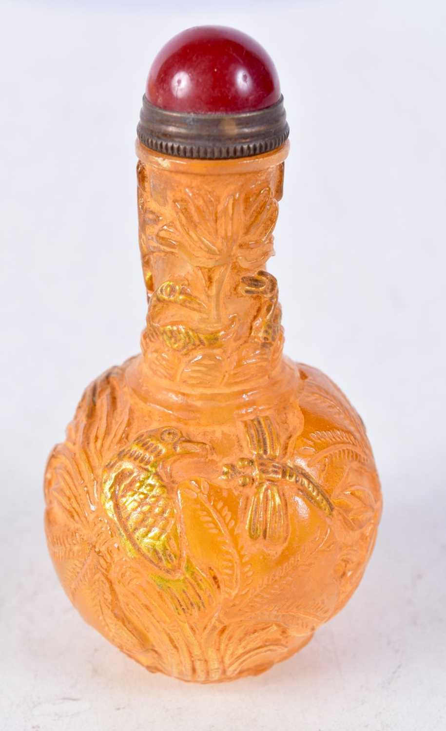 A PEKING GLASS SNUFF BOTTLE WITH A HARDSTONE STOPPER. 8.6cm x 4.4cm