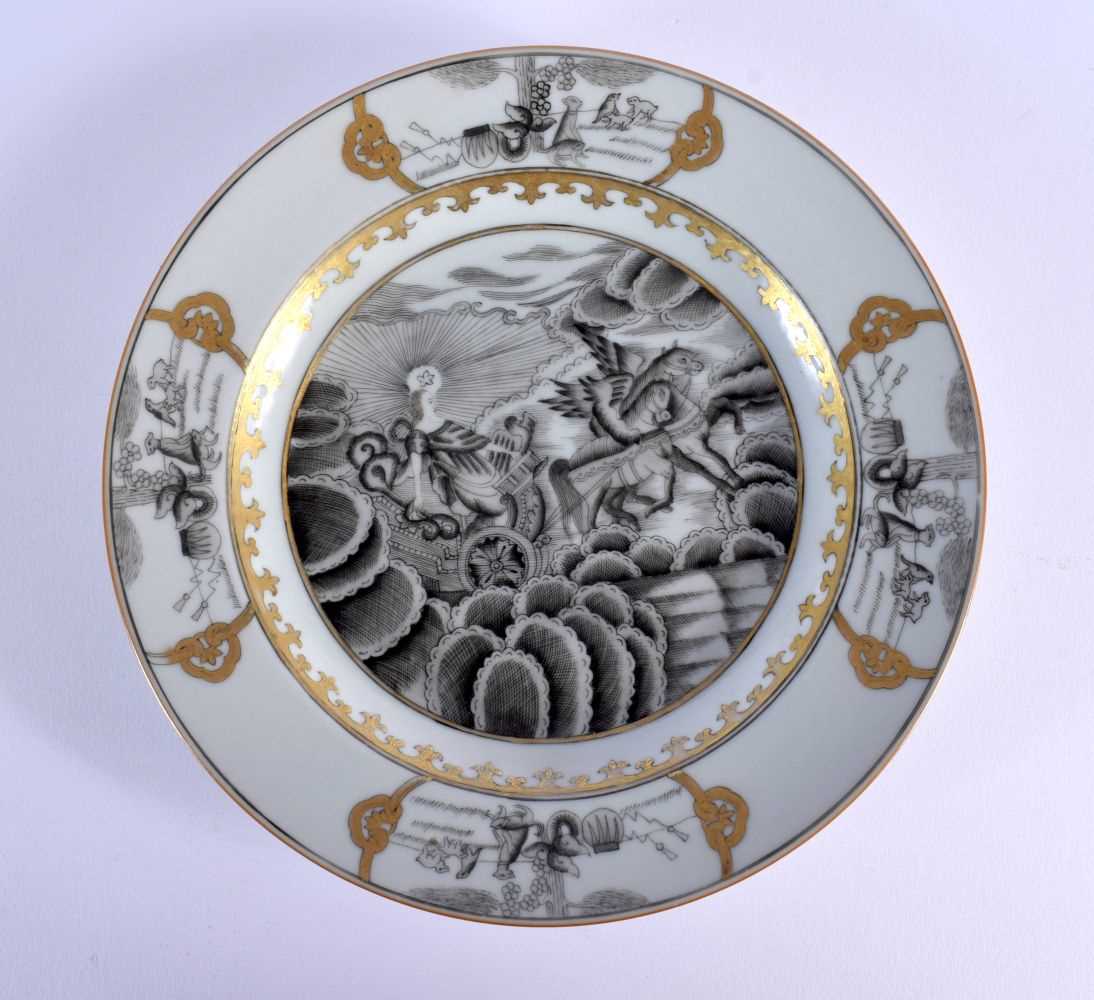 AN 18TH CENTURY CHINESE EXPORT EN GRISAILLE PORCELAIN PLATE Qianlong, painted with a chariot