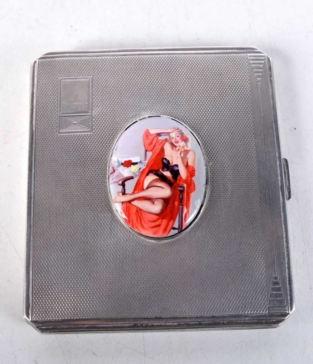 A MID 20TH CENTURY SILVER CIGARETTE CASE WITH A SAUCY CABOCHON OF A SCANTILY CLAD LADY. Hallmarked