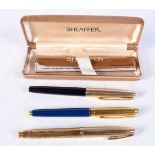 A GOLD PLATED SHEAFFER FOUNTAIN PEN TOGETHER WITH A PARKER PEN WITH A 14K GOLD NIB AND ANOTHER