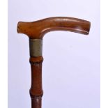 A 19TH CENTURY MIDDLE EASTERN CARVED RHINOCEROS HORN SWAGGER STICK. 65 cm long.