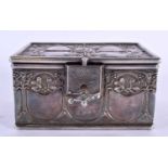 AN ARTS AND CRAFTS CONTINENTAL SILVER CASKET decorated with foliage and vines. 406 grams overall. 12