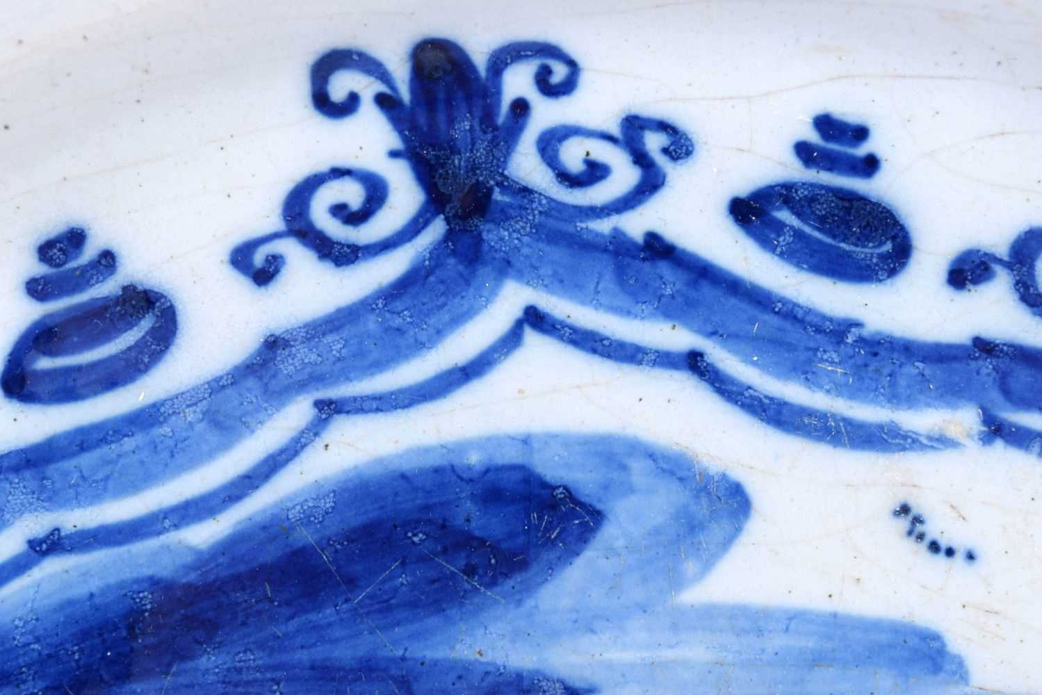 A LARGE 18TH CENTURY DUTCH DELFT BLUE AND WHITE DISH painted with figures on boats. 33 cm diameter. - Bild 3 aus 5