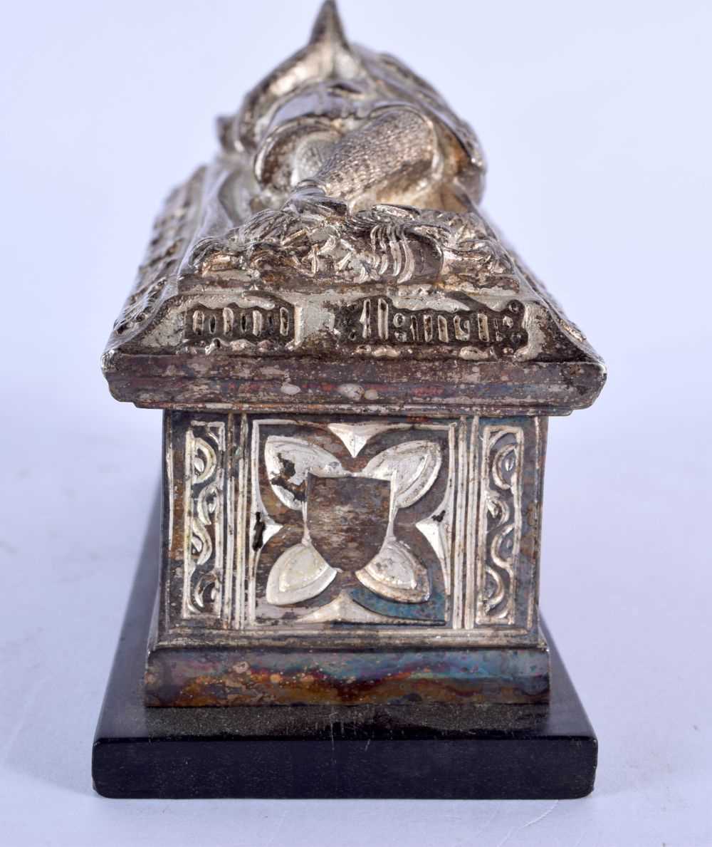 AN EARLY 20TH CENTURY SILVER PLATED GRAND TOUR TOMB CASKET formed with a praying figure lying. 11 cm - Bild 2 aus 4