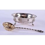 A VICTORIAN SUGAR BOWL and a matching silver spoon. London 1881. 151 grams. Largest 11.5 cm wide. (