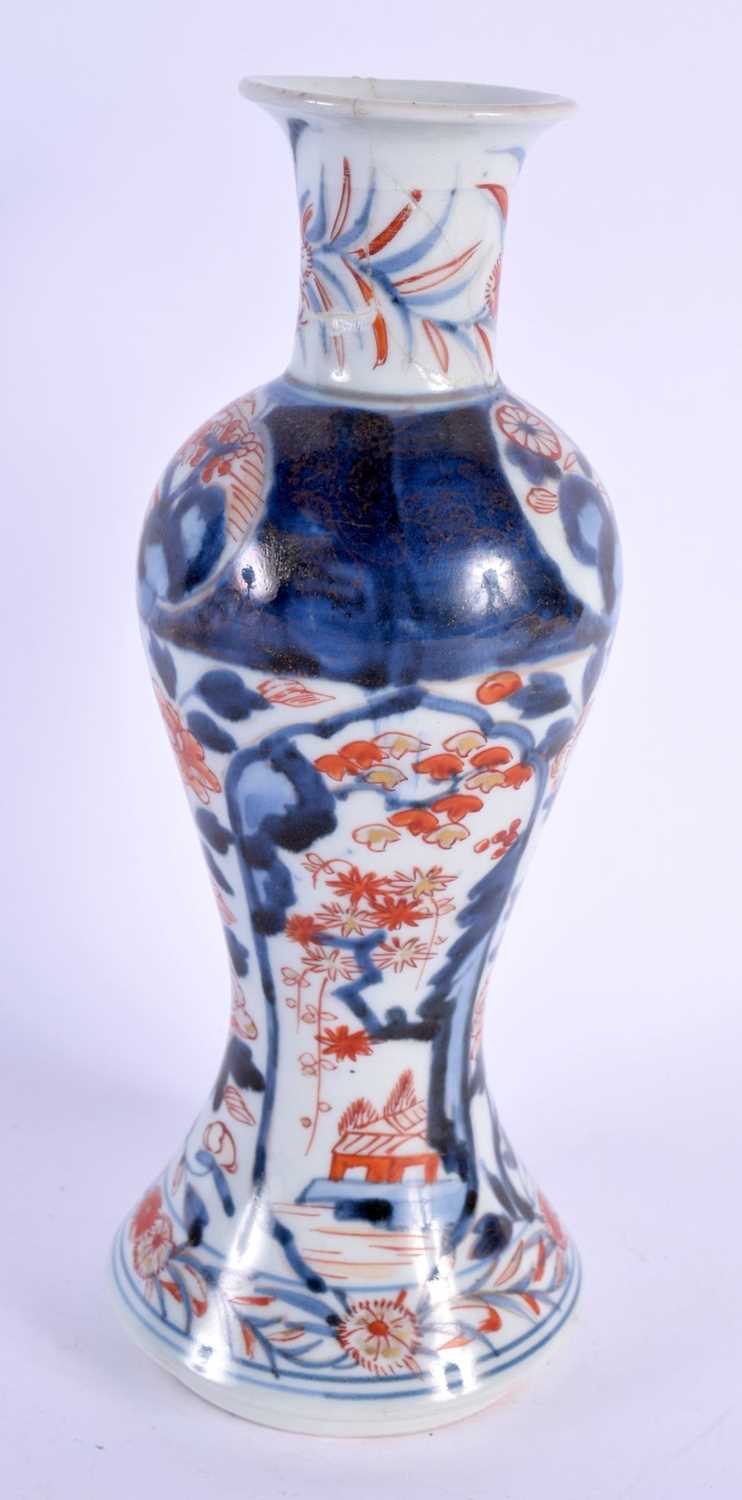 AN 18TH CENTURY JAPANESE EDO PERIOD IMARI BALUSTER VASE painted with flowers and landscapes. 23 cm - Bild 2 aus 6
