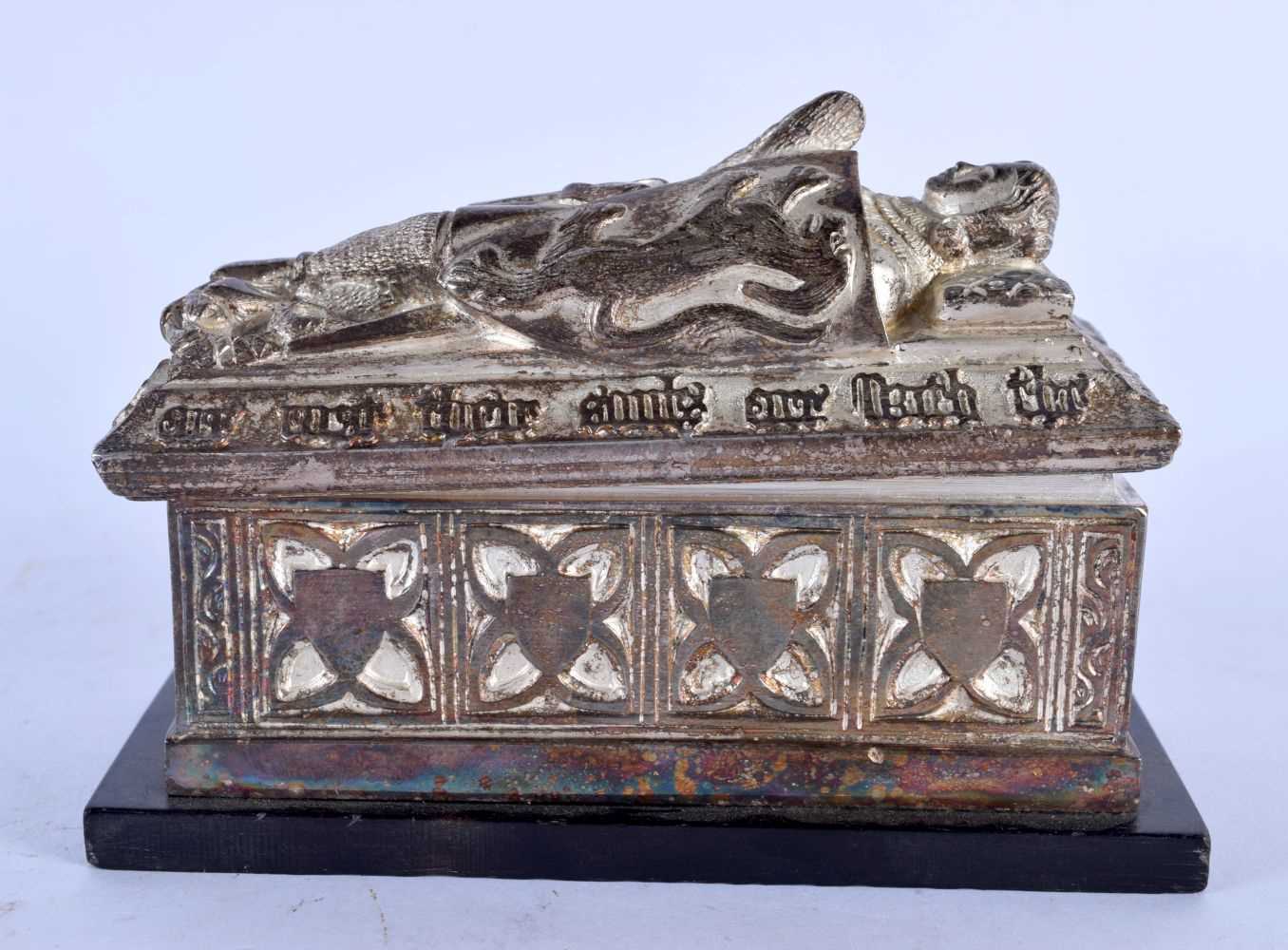 AN EARLY 20TH CENTURY SILVER PLATED GRAND TOUR TOMB CASKET formed with a praying figure lying. 11 cm